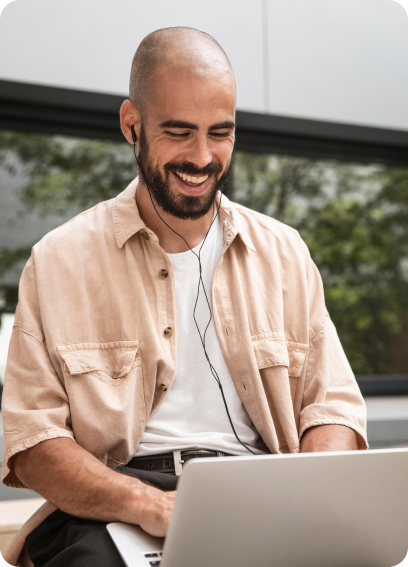 homem em frente ao computador segurando uma xicara de café